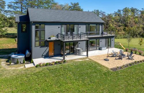 Afton Casa | Contemporary Mountain Holiday Home with Hot Tub