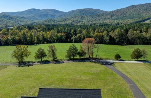 Afton Casa | Contemporary Mountain Holiday Home with Hot Tub