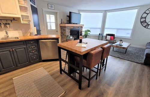 East Kootenay Condominio | Contemporary | Mountain View | Walk to Resort & Trails | Portable AC