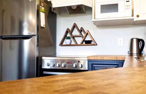 East Kootenay Condominio | Contemporary | Mountain View | Walk to Resort & Trails | Portable AC