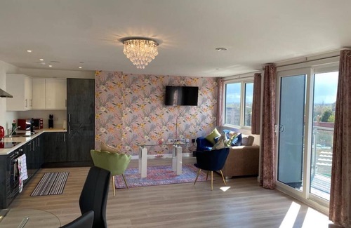 Peterborough Apartamento | Contemporary Penthouse with Two City view Terraces & free onsite gates Parking