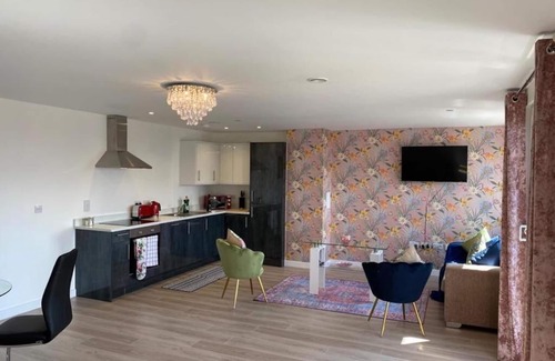 Peterborough Apartamento | Contemporary Penthouse with Two City view Terraces & free onsite gates Parking