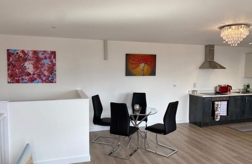 Peterborough Apartamento | Contemporary Penthouse with Two City view Terraces & free onsite gates Parking