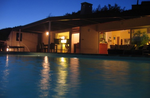 Hyeres Villa | Villa contemporánea con piscina y vistas al mar frente a las islas de Porquerolles y Port Cros