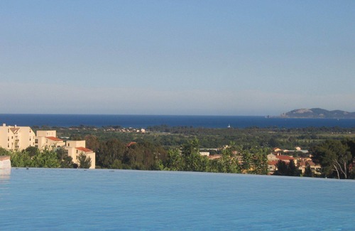 Hyeres Villa | Villa contemporánea con piscina y vistas al mar frente a las islas de Porquerolles y Port Cros