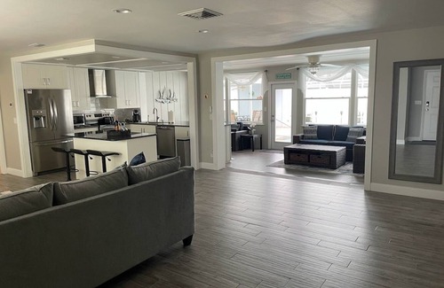 Venice Gardens Casa | Contemporary Remodeled, minutes from beach!