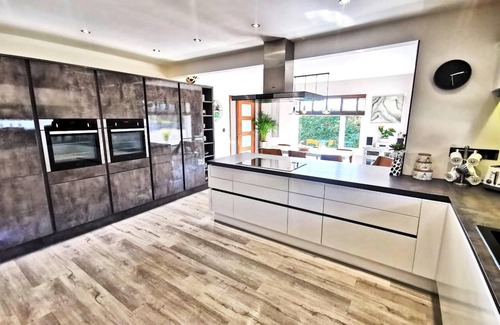 Robeston Wathen Casa | Contemporary retreat with fantastic views, hot tub and large garden