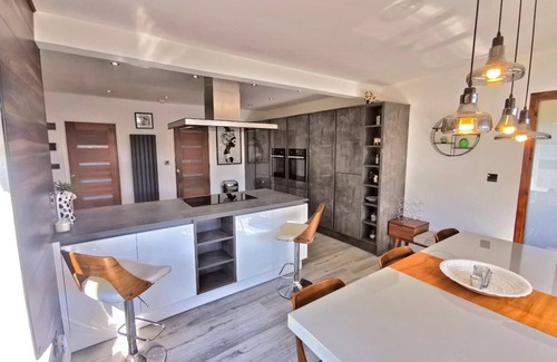 Robeston Wathen Casa | Contemporary retreat with fantastic views, hot tub and large garden