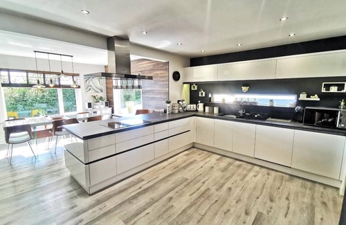 Robeston Wathen Casa | Contemporary retreat with fantastic views, hot tub and large garden