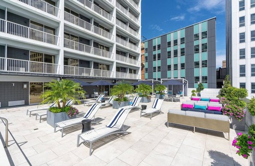 Milan Apartamento | Contemporary Room w/ Rooftop Pool & City Views Near Superdome – Vibrant Stay