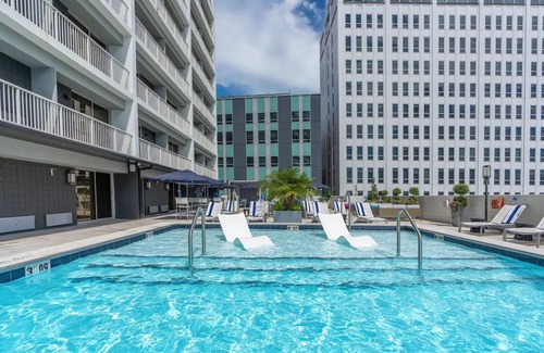Milan Apartamento | Contemporary Room w/ Rooftop Pool & City Views Near Superdome – Vibrant Stay
