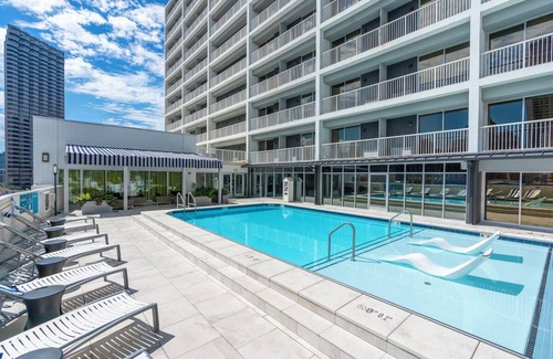 Milan Apartamento | Contemporary Room w/ Rooftop Pool & City Views Near Superdome – Vibrant Stay