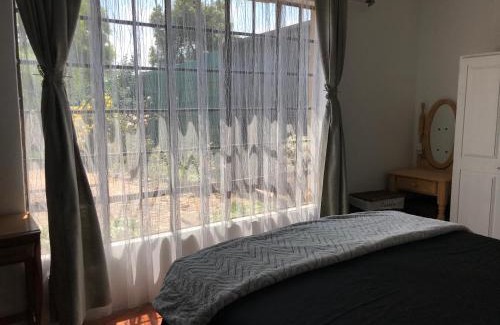 Ekurhuleni Apartamento | Contemporary Stay at Giraffe Cottage