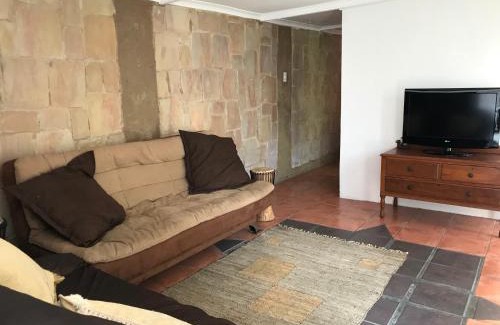 Ekurhuleni Apartamento | Contemporary Stay at Giraffe Cottage
