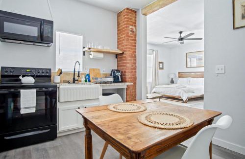 Central Oklahoma City Casa | Contemporary Studio With City Access #03c