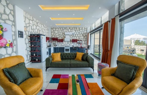 Uzumlu Villa | Villa de luna de miel de estilo contemporáneo con piscina aislada y piscina cubierta climatizada