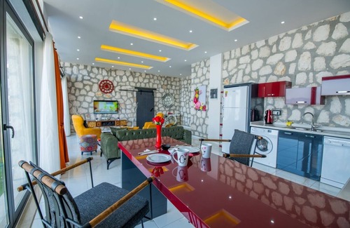 Uzumlu Villa | Villa de luna de miel de estilo contemporáneo con piscina aislada y piscina cubierta climatizada
