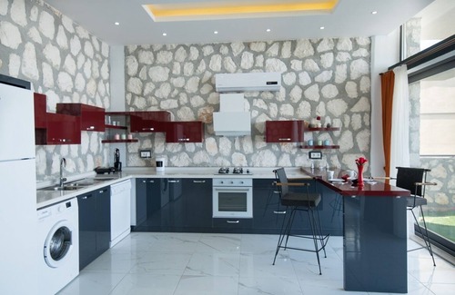 Uzumlu Villa | Villa de luna de miel de estilo contemporáneo con piscina aislada y piscina cubierta climatizada