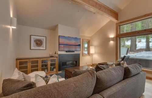 Truckee Casa | Contemporary Tahoe Donner 3BR Hot Tub- Pet Friendly- Amenity Access
