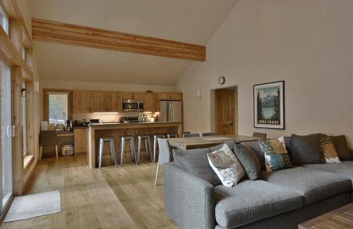 Truckee Casa | Contemporary Tahoe Donner 3BR Hot Tub- Pet Friendly- Amenity Access