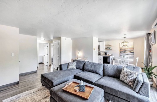 Bellevue Apartamento | Contemporary Two-Bd Upper Suite