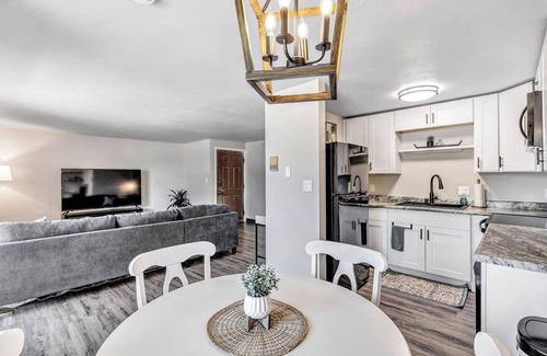 Bellevue Apartamento | Contemporary Two-Bd Upper Suite