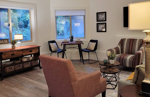 Sudden Valley Casa | Contemporary Two Bedroom Suite. Walk to Lake Beaches & Trails! Mountain Biking!