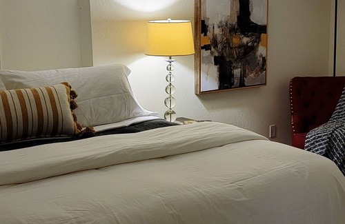 Sudden Valley Casa | Contemporary Two Bedroom Suite. Walk to Lake Beaches & Trails! Mountain Biking!