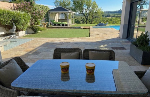 Pezenas Villa | Villa contemporánea de alta gama: piscina climatizada, jacuzzi y vistas impresionantes.