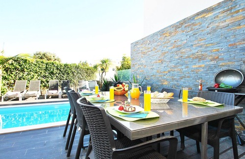 Urbanizacao dos Calicos Villa | CONTEMPORARY VILLA W/ PRIVATE HEATABLE POOL, BBQ AND WI-FI,ONLY 5 MIN FROM BEACH