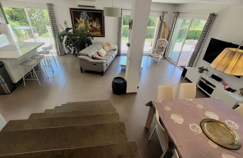 Pegomas Villa | Villa contemporánea con piscina moderna.