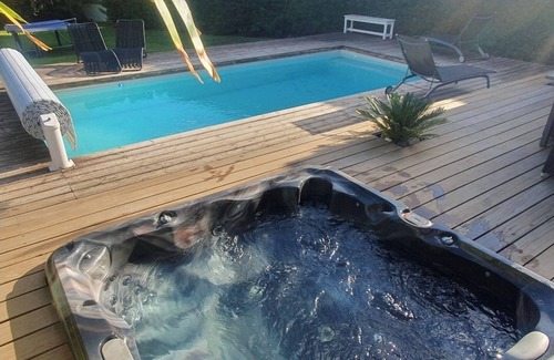 Millas Casa | Villa contemporánea con piscina, parking.