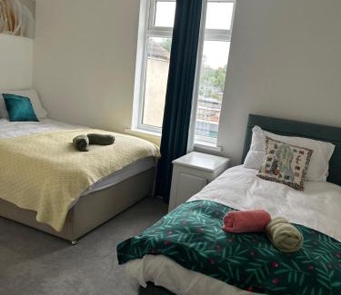 Grimsby Casa | Contractor and Family Cozy Home Sleeps 7 Free Parking