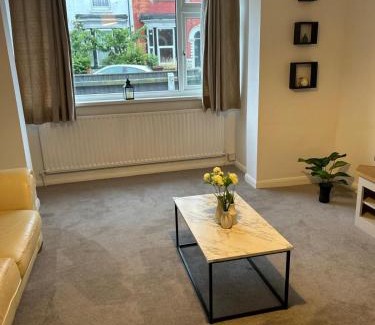 Grimsby Casa | Contractor and Family Cozy Home Sleeps 7 Free Parking