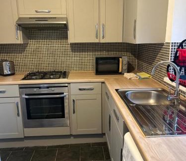 Grimsby Casa | Contractor and Family Cozy Home Sleeps 7 Free Parking