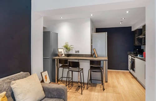 Wigan Casa | Contractor Friendly - Discounts, Group Stays, Families, Free Wi-Fi, Free Parking