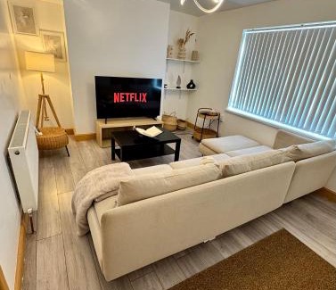 Nottingham Casa | Contractor Haven- 3BDR Crew House, Free Parking, Fast WiFi & Private Garden
