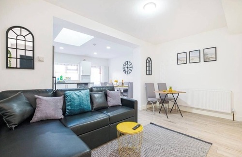Becontree Casa | Contractor Haven, Sleeps up to 14, WIFI, Parking x 2, Garden, Central location