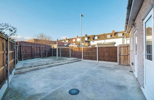 Becontree Casa | Contractor Haven, Sleeps up to 14, WIFI, Parking x 2, Garden, Central location