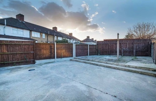 Becontree Casa | Contractor Haven, Sleeps up to 14, WIFI, Parking x 2, Garden, Central location
