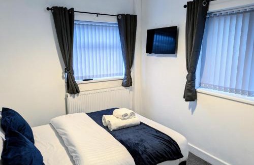 Wolverhampton Casa | Contractor Home 4BR all ensuite & TVs, NR Stadium