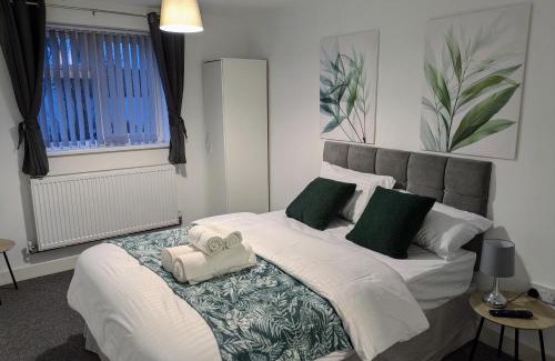 Wolverhampton Casa | Contractor Home 4BR all ensuite & TVs, NR Stadium