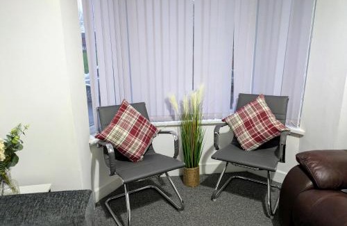 Wolverhampton Casa | Contractor Home 4BR all ensuite & TVs, NR Stadium