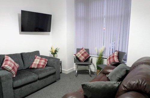 Wolverhampton Casa | Contractor Home 4BR all ensuite & TVs, NR Stadium