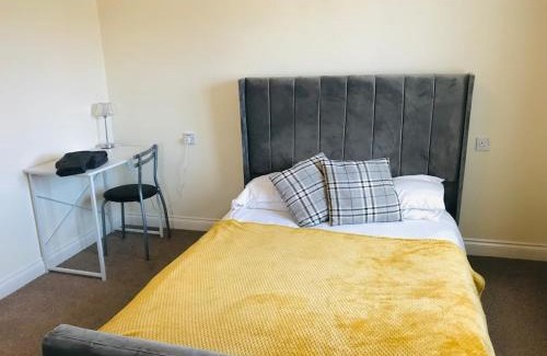 Castle Donington Casa | Contractor Ready 4 Bed by EMA Ensuite Parking