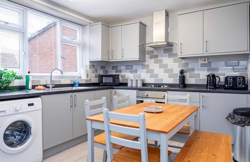 Smethwick Casa | Contractors, Families & Travellers | Free Parking | Close to City Centre