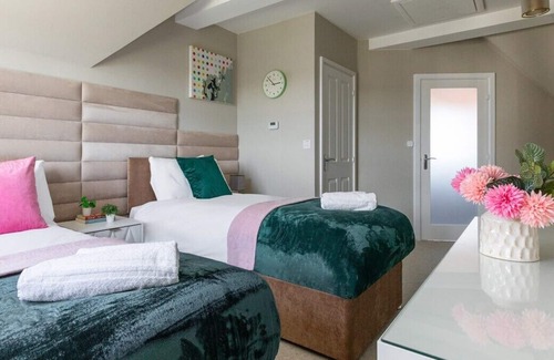 Blackmore End Casa | Contractors dream home with parking - Sleeps 7