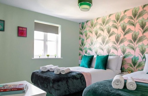 Blackmore End Casa | Contractors dream home with parking - Sleeps 7