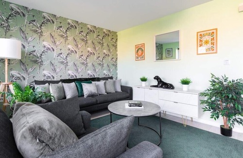 Blackmore End Casa | Contractors dream home with parking - Sleeps 7