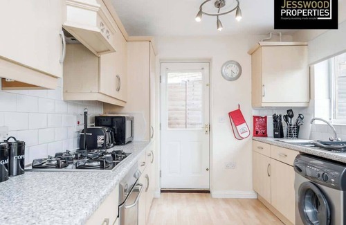 Luton Casa | Dunraven Spacious 3 Bedroom 2 Bathroom House with garden